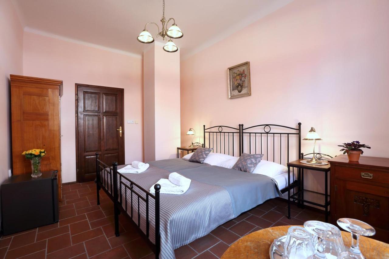 Penzion Na 15. Poledniku Hotel ยินดริคูฟราเดตส์ ภายนอก รูปภาพ