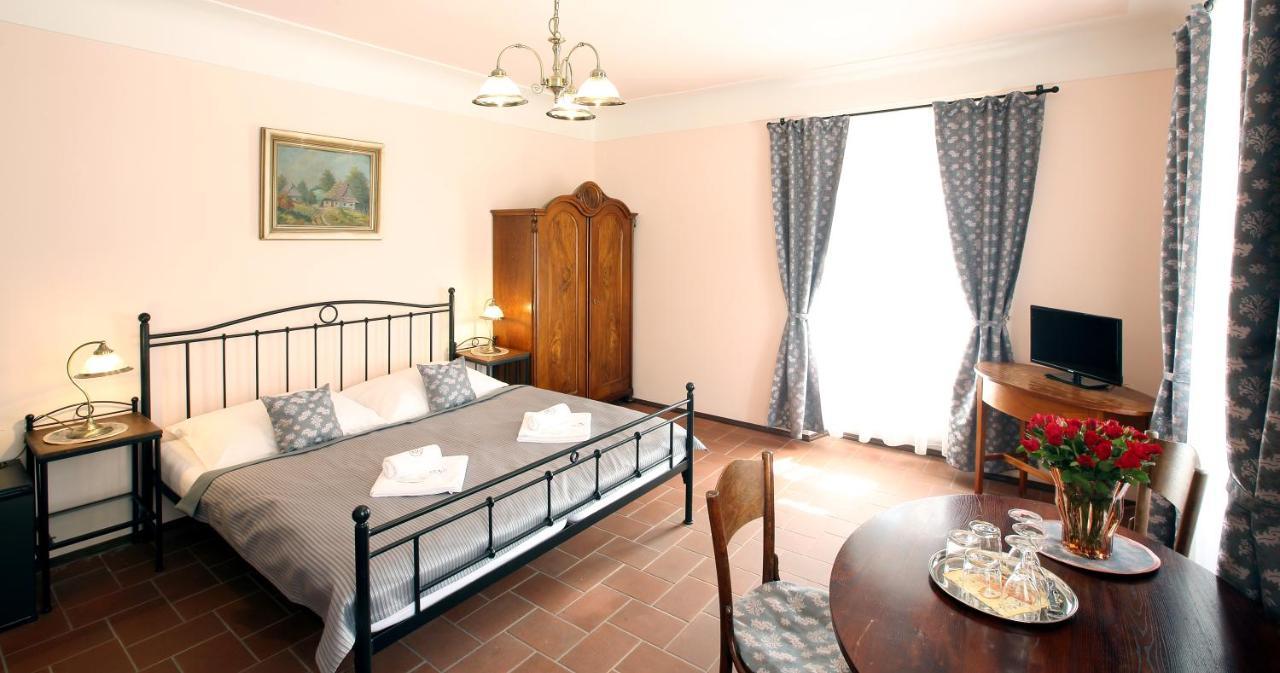 Penzion Na 15. Poledniku Hotel ยินดริคูฟราเดตส์ ภายนอก รูปภาพ