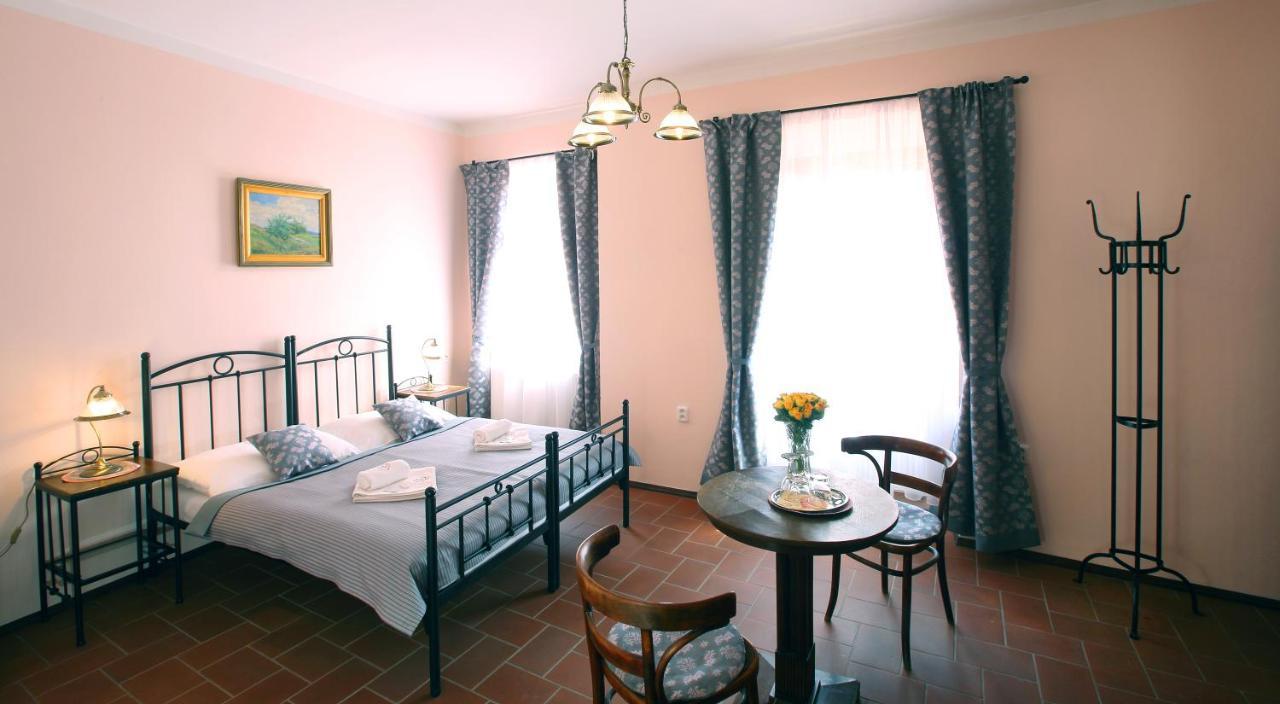 Penzion Na 15. Poledniku Hotel ยินดริคูฟราเดตส์ ภายนอก รูปภาพ